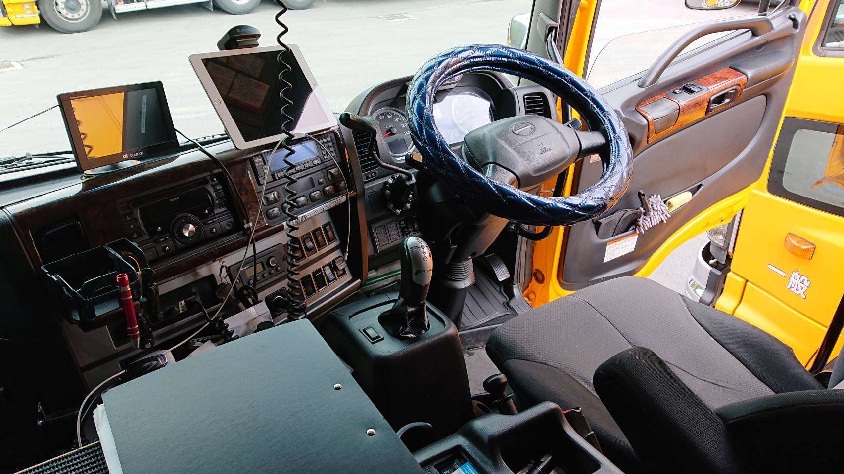 休憩スペースにも!? トラック運転席上の“謎パーツ”、奥深い正体とは - NewSphere