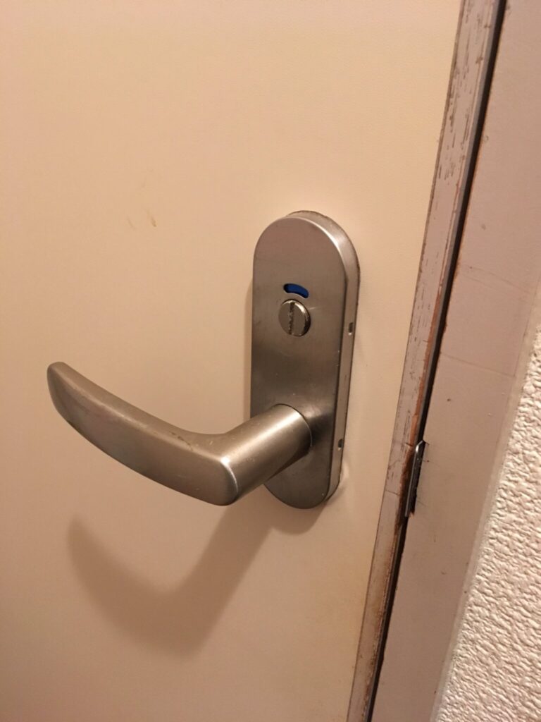 トイレの鍵 勝手に閉まる 直し方TikTok