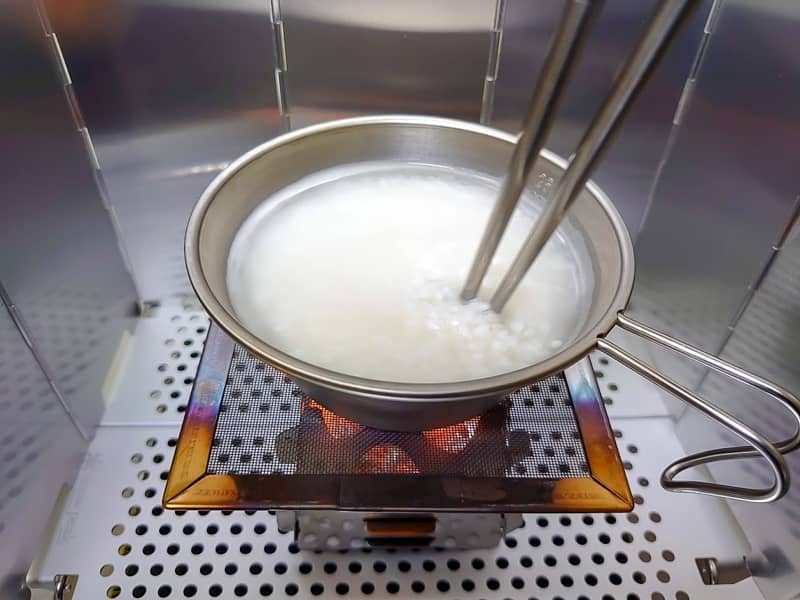 シェラカップで炊飯する方法！0.5合、1合の分量や自動炊飯も解説ソトレシピ