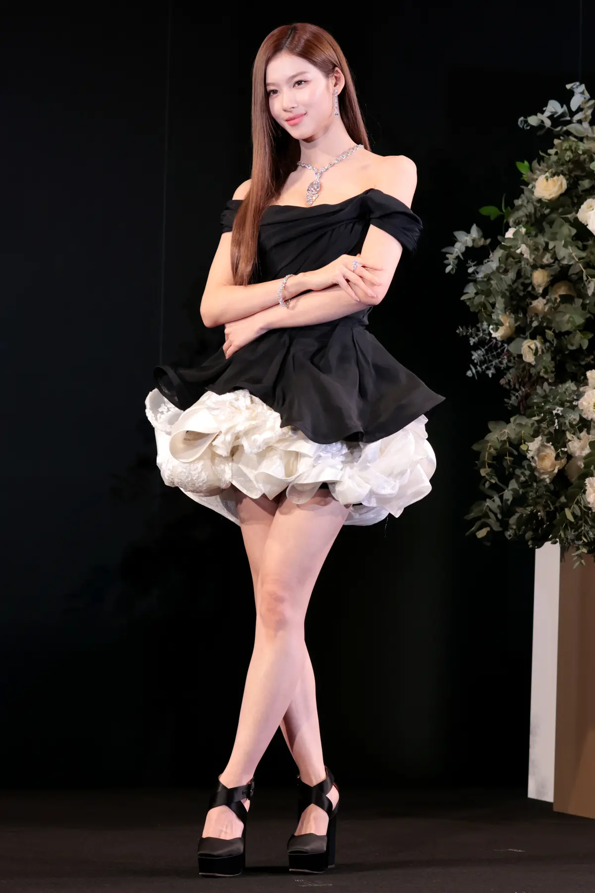 TWICEのSANA、総額70億円超えのジュエリーをまとい登場 美の秘訣＆来年の抱負は？ENCOUNT -2