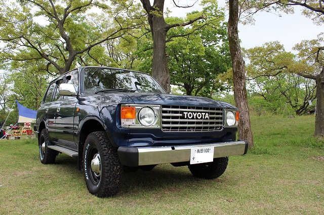 日本500台限定のゲレンデと📸 ベージュで丸目のカクカクSUV同士で親分子分みたいで 🤣 • • •トヨタメルセデスメルセデスベンツランドクルーザーランクルランクル70ランドクルーザー70ランクル76ゲレンデGクラスプロフェッショナルエディション