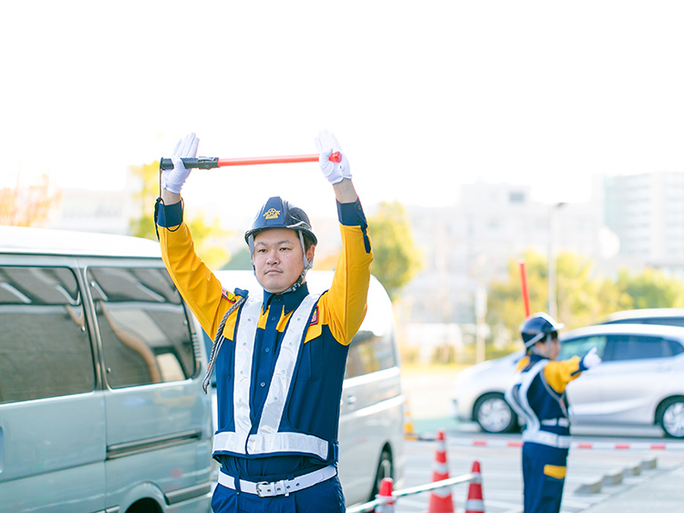 もしもの時に慌てない！ 旗振り合図の意味を知ろうクルマ情報サイトｰGAZOO.com