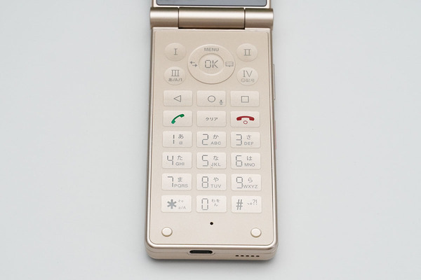 見た目はガラケー、中身はスマホ」折りたたみAndroidスマホが29,800円で発売開始 - 価格.com