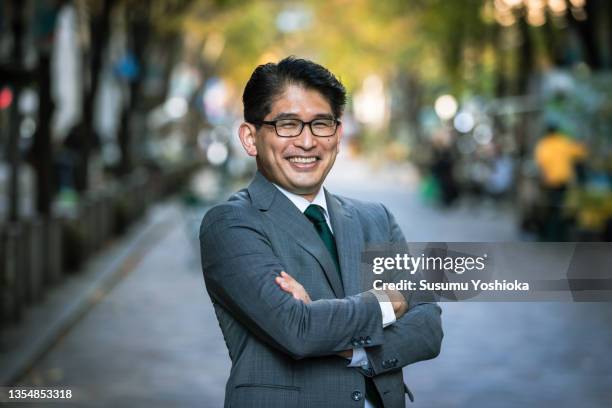 正面を見る２０代ビジネスマンの写真素材FYI01827354ストックフォトの Qlean Market キュリンマーケット