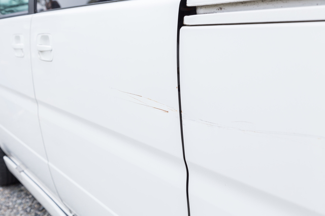 スズキのスイフト 左フロントドア、左フロントフェンダパネル他 キズ ヘコミ 修理事例 修理費用49,370円 部品費用43,040円 塗装費用94,830円石川県金沢市 車の板金塗装の専門店株式会社カナザワ鈑金