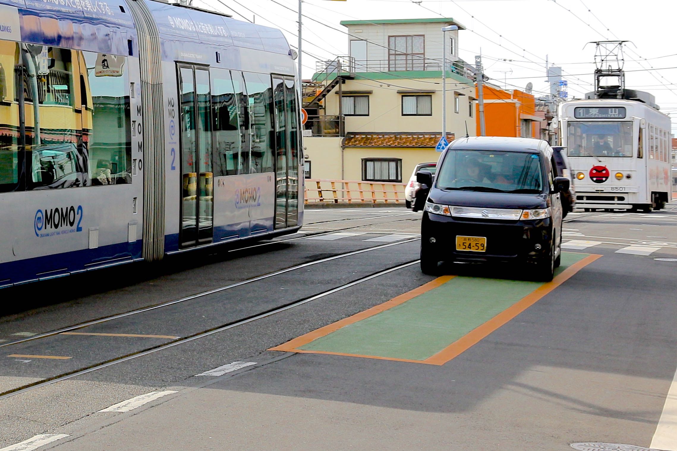 停止中の路面電車裕 の学科教室