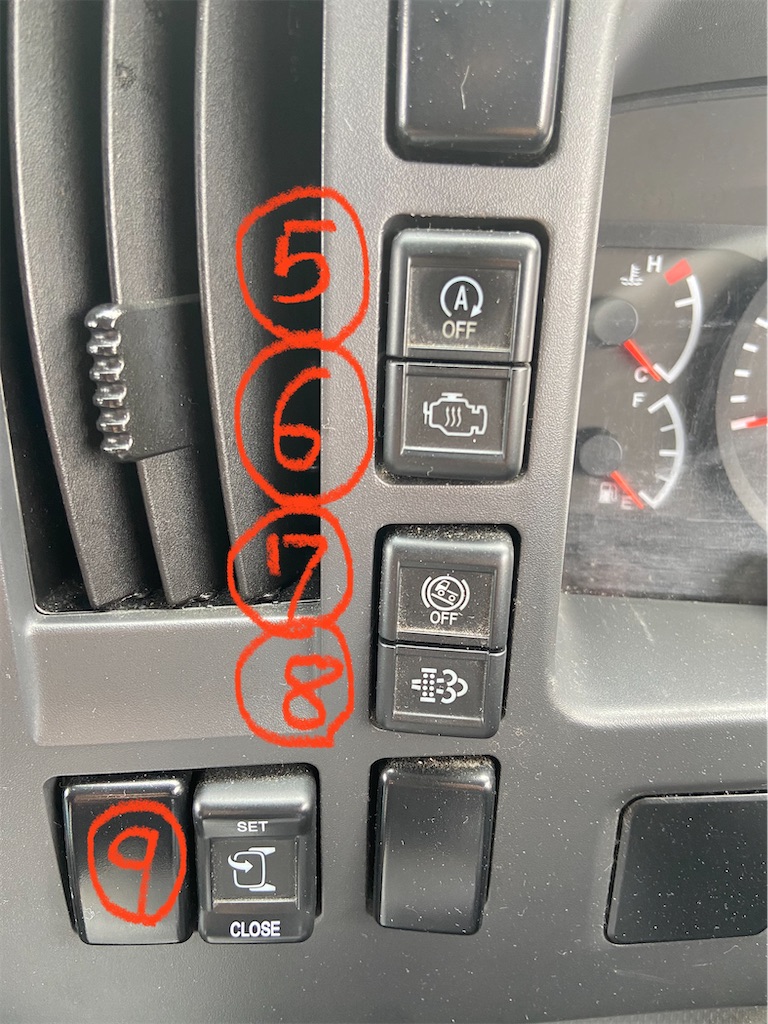 大型トラックの「謎の部屋」どんな場所？ 外から窓は見えるけど内部は？ 使い勝手はどうなってる？くるまのニュース