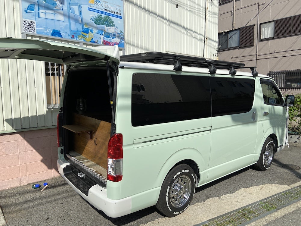 今回はキッチンカーでなくハイエース の 車中泊 仕様を制作しました。 キャンピングカー ほど大袈裟でなく広い室内で寝泊まり可能に！ オールウッドの温かみのある室内です。ベッドの下には大量の収納スペース。さらに可倒式ベッドですので大きな荷物も楽に入ります