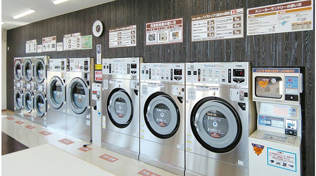 アメリカにあるおしゃれなコインランドリーをご紹介🇺🇸 このThe PerfectLaundromatは、シンプルかつモダンな外観が特徴です✨大きな窓から店内が見えるので、明るく清潔な雰囲気が感じられますね🌿店内には最新の洗濯機が整然と並び、広々としたスペースが確保されてい