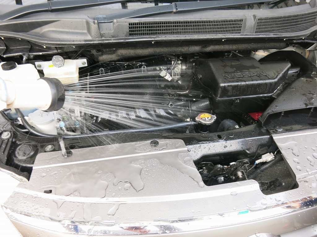 エンジンルーム洗浄は水をぶっかけてキレイにしよう