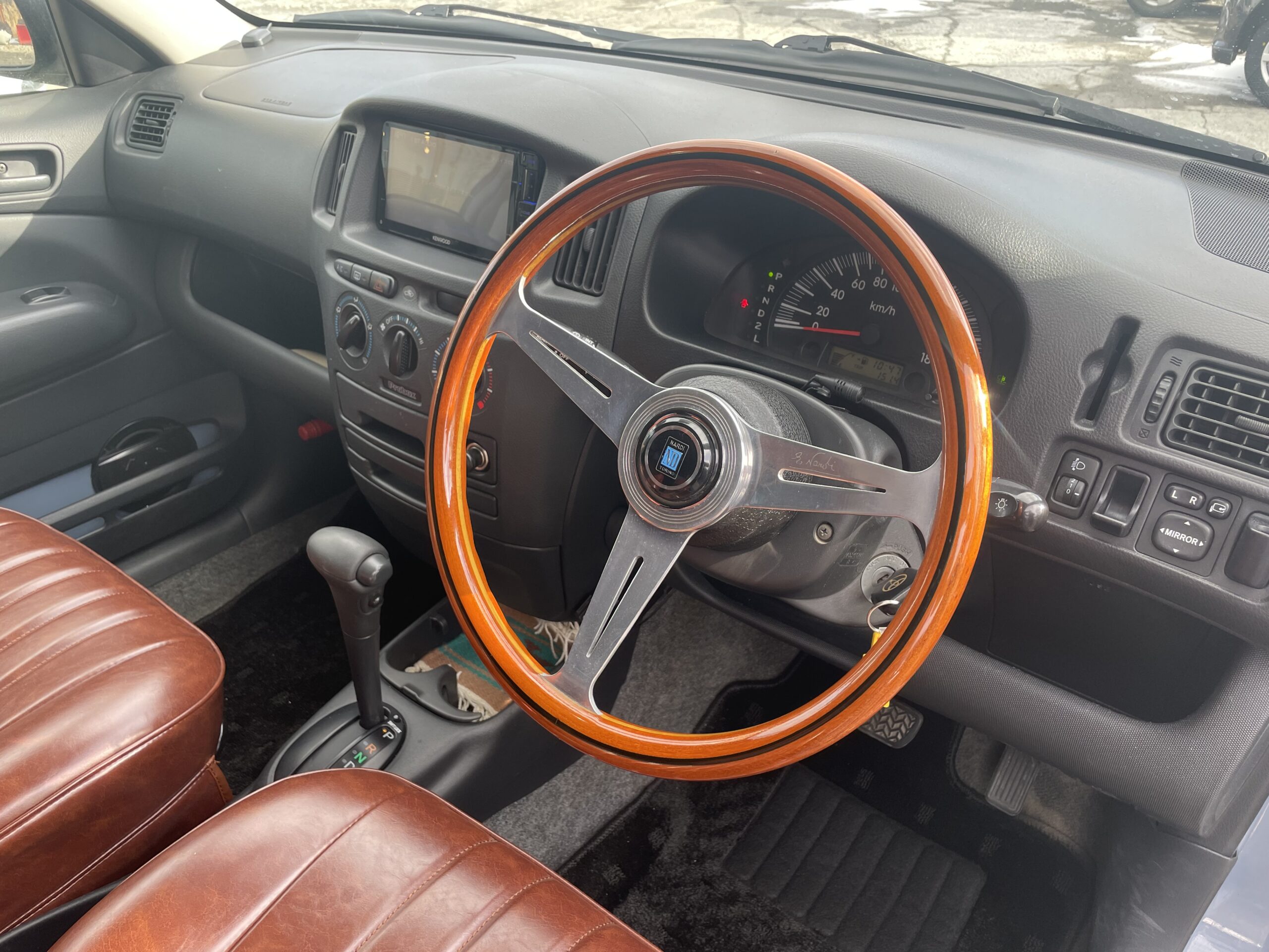 プロボックス カスタムすれば、レトロで可愛い車に大変身