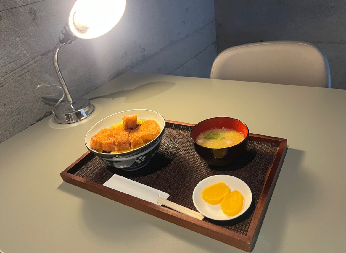 ASCII.jp：刑事ドラマの取り調べでおなじみ「カツ丼でも食うか？」で出てくるカツ丼を実際に出すお店がオープン