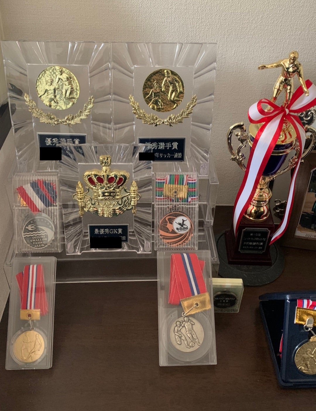 新品 HAPPY SUGAR メダル ディスプレイケース メダルケース メダルホルダー 表彰メダル収納 メダルを飾る額縁 金メダル トロフィーホワイト- メルカリ