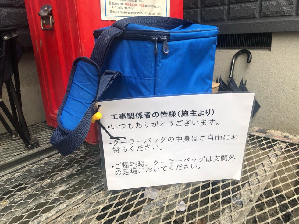 建築中の現場に行くと段ボールいっぱいの差し入れと心温まるメッセージが🌟 ありがとうございます😊新築現場新築現場にて佐世保新築 家好きな人と繋がりたいあなたらしい家づくり長崎 佐世保 諫早 大村 zehzeh住宅二世帯住宅