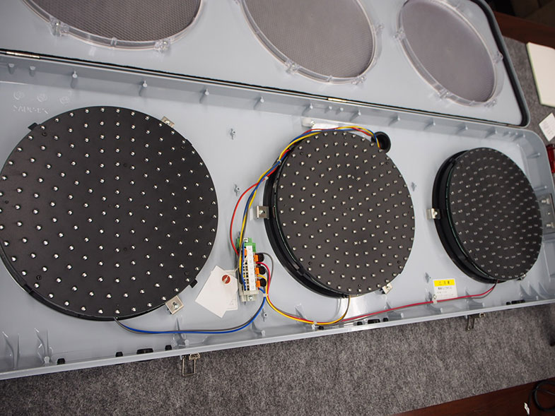 コイト電工 製品・技術│交通システム機器フラット型車両用交通信号灯器