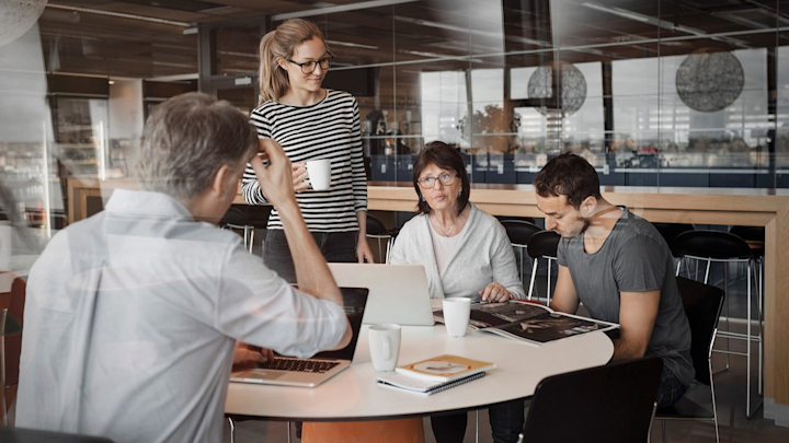 仲間」は英語でなんて言う？日常会話からビジネスシーンまで適切な表現を紹介ENGLISH TIMES