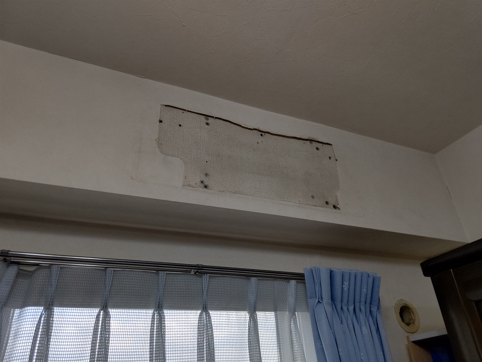 エアコン設置壁の剥離 補強修繕 神戸市トラブラン