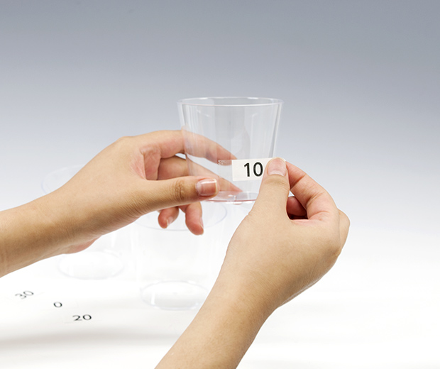 実験 水を入れたコップに乾電池を近づけた結果！？Shorts