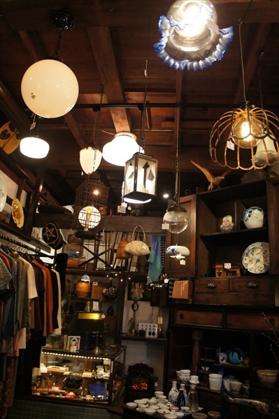 先週末は東京蛍堂さんへ @tokyo_hotarudo 一つ一つの部屋が宝箱のようであり、秘密基地のようであり、何周まわっても新しいものが見つかるお店@mayunabeeee さんが働かれているタイミングで久々に伺い、彼女のマニアックなおすすめポイントを聞くとどれもより愛おしく