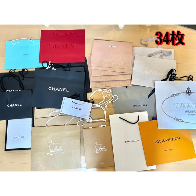 表面の加工が特徴的！ハイブランドの紙袋