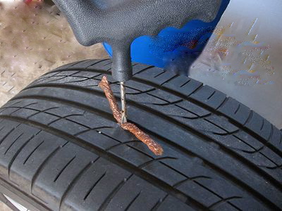釘が刺さってパンク修理