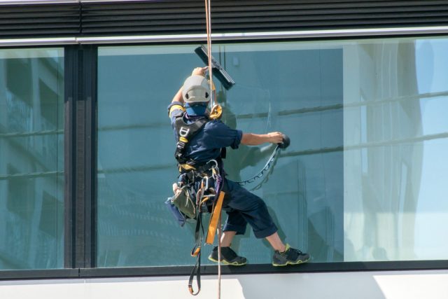 なぜガラス清掃をする必要があるの？ 大阪 定期清掃 外壁清掃 オフィス清掃 店舗清掃 新着情報ビル・マンションの空気環境測定や清掃なら関西ビル 管理株式会社
