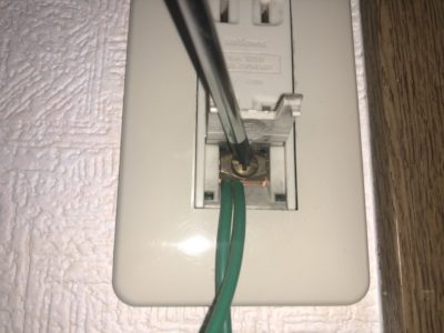 感電注意 アース線を繋がないと家電が危険に！社長の電子レンジを使ってどうなるか検証します！ - YouTube