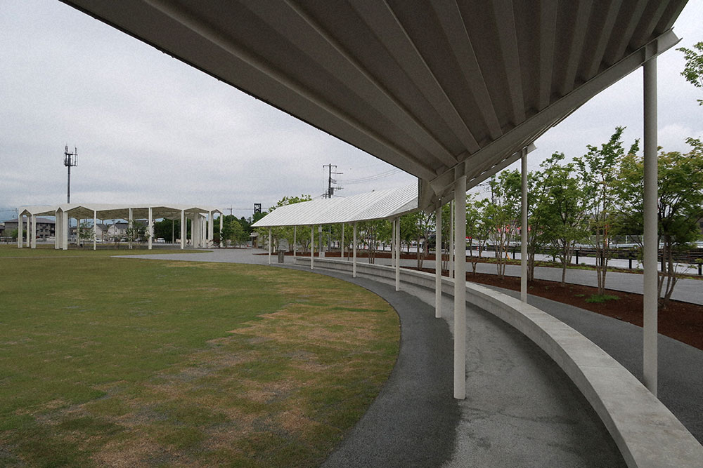 ザハ・ハディド事務所による、ソウルの「第二世宗文化会館」コンペの最終候補提案。都市に埋め込まれた建築 と公園が融合する施設。自然に包まれた内外の空間の“シークエンス”を特徴とし、公共広場や自然環境には国の伝統的庭園デザインの思想も反映。文化の中心となり活気