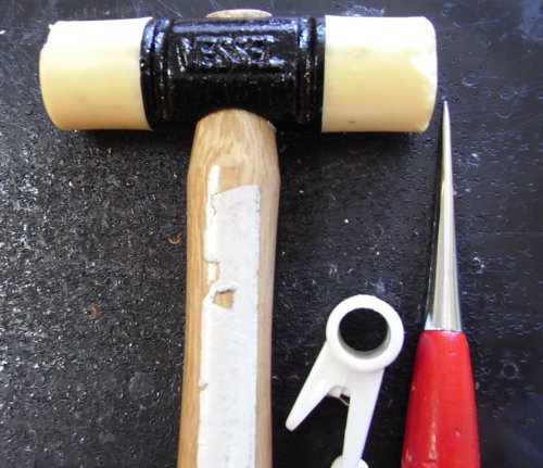 修理 スーツケースのキャスターを自分で交換！約2,500円でボロボロなキャスターを新品にする方法を解説しますポち