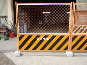 街の工事現場で見かける “アレ” がカプセルトイになった！ ポール2本を繋げて設置して遊ぶことができますよPouch ポーチ