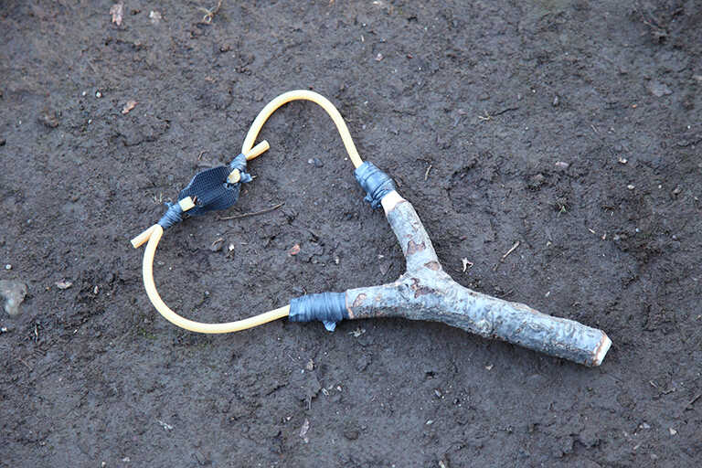 自然遊び 木の枝でつくるパチンコ〜素材 木の枝〜保育と遊びのプラットフォーム ほいくる