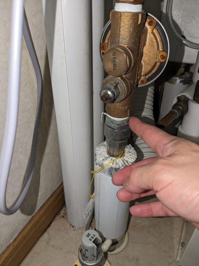 配管の水漏れをコーキングで即解決！水道管に効果あり？ 使い方手順4ステップも解説