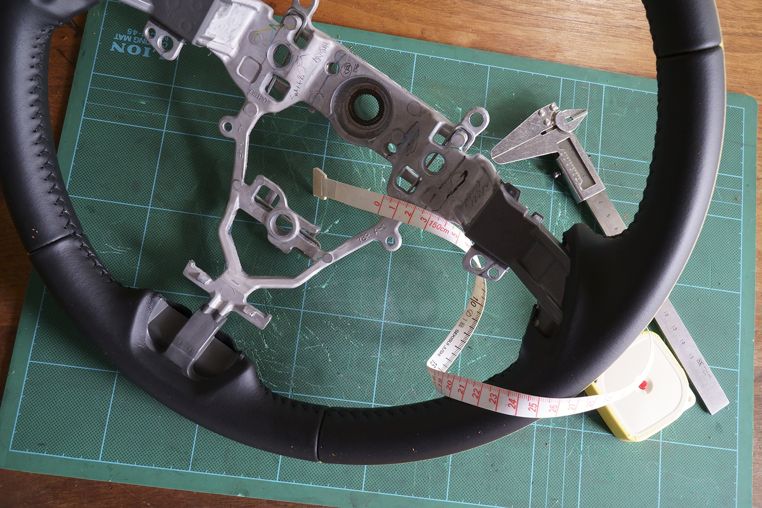 ハンドルカバー ステアリングカバー 車 編み込み 本革 牛革 編み上げ 手縫い タイプ レザー ステアリング 軽 自動車 普通車 乗用車 内装おしゃれ 革巻 S M L