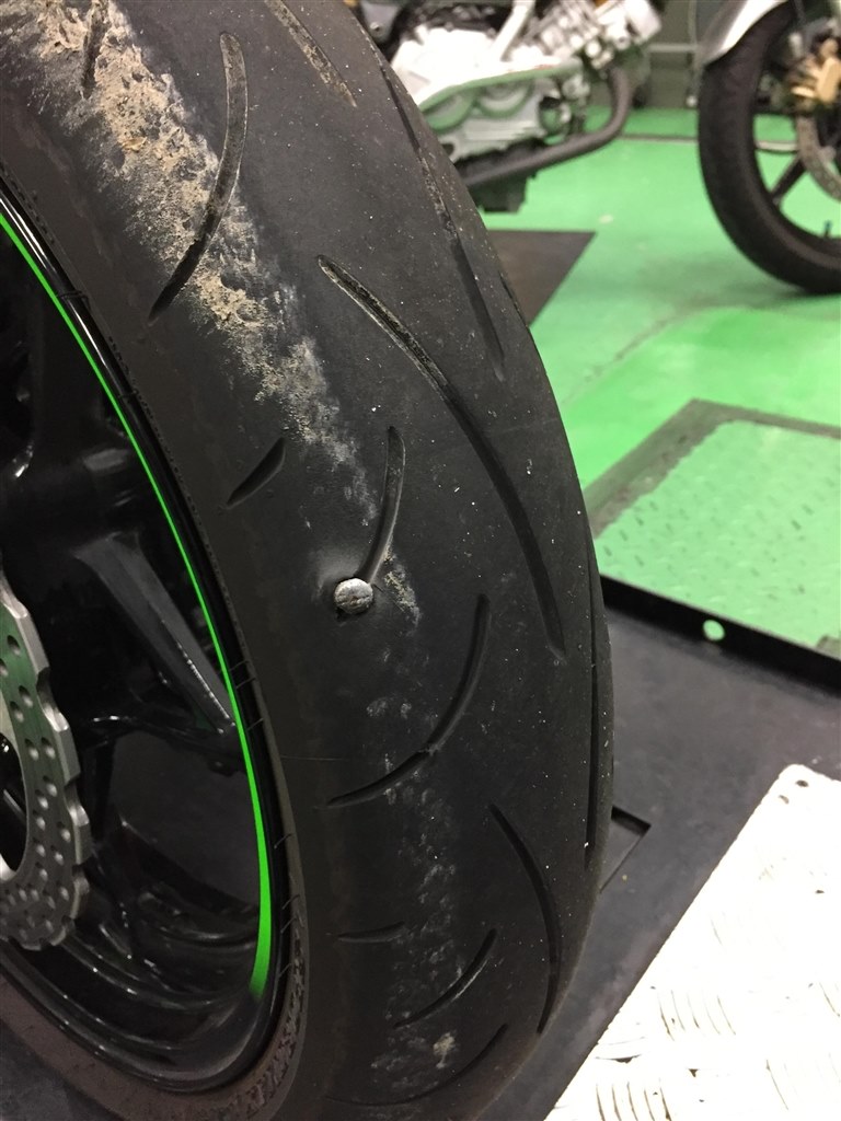 タイヤのパンク修理にかかる費用の相場は？パンクの見分け方も詳しく解説 - 中古車買取ならカーネクスト