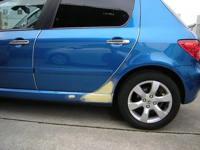 タイヤの側面を擦った場合どうなる？ホイールアライメント調整も検討しようタイヤ交換コラムタイヤ交換店舗メニュー情報イエローハット