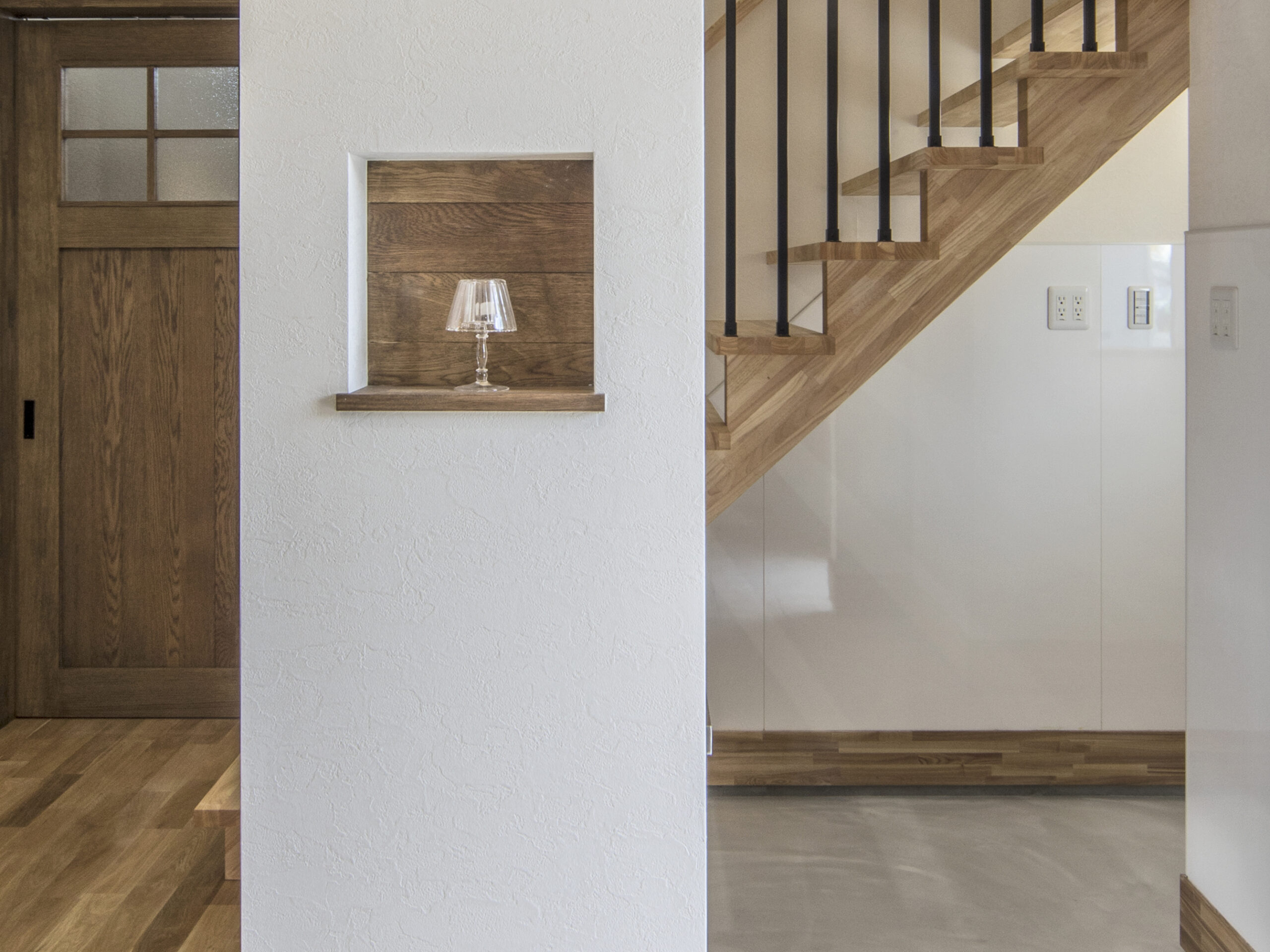 扉型のスリッパニッチ⁡ 場所を取らずにおしゃれに スリッパを収納できるスリッパニッチ。⁡「いつまでも色あせない心地よさ。」 ⁡ マグハウスは、シンプルで木のぬくもりを感じるお家づくりを提案している富山の建築会社