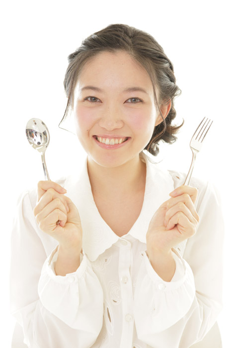 白で隔離されるナイフを持つ女性の手Premium写真