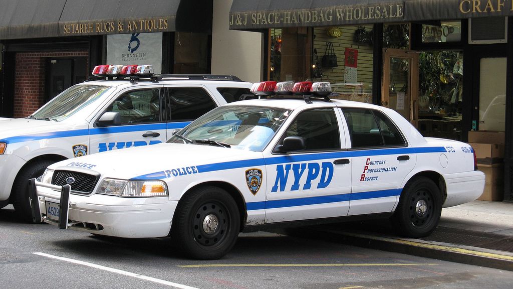 パトカー 夜 車 ニューヨーク市警の写真素材 - PIXTA