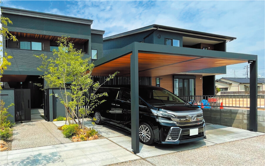 これがガレージ外構の決定版 毎日の「おかえり」を特別にする、 ガレージのある暮らし。 防犯性・使い勝手・見た目、 どれも妥協しない外構をご提案しています✨シャッター付きガレージは、 セキュリティ性だけでなく デザイン面でも◎使用商材・LIXIL カーポート