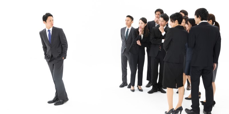 職場のいじめ”構造を分析！「悪玉トリオ」を作る女、「ボスザル」になる男働く男女の「取扱説明書」ダイヤモンド・オンライン