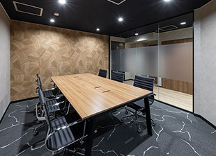 オフィスエントランスの会社ロゴをどのように際立たせてシンボル化するかオフィス × デザイン