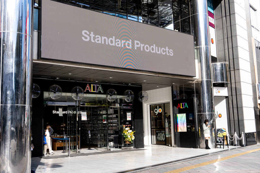 DAISO」「Standard Products」「THREEPPY」がワンフロアに、最旬の品揃えで魅力を発信！大創産業、新宿 最大の３ブランド複合店をビックカメラ新宿東口店にオープン株式会社大創産業のプレスリリース