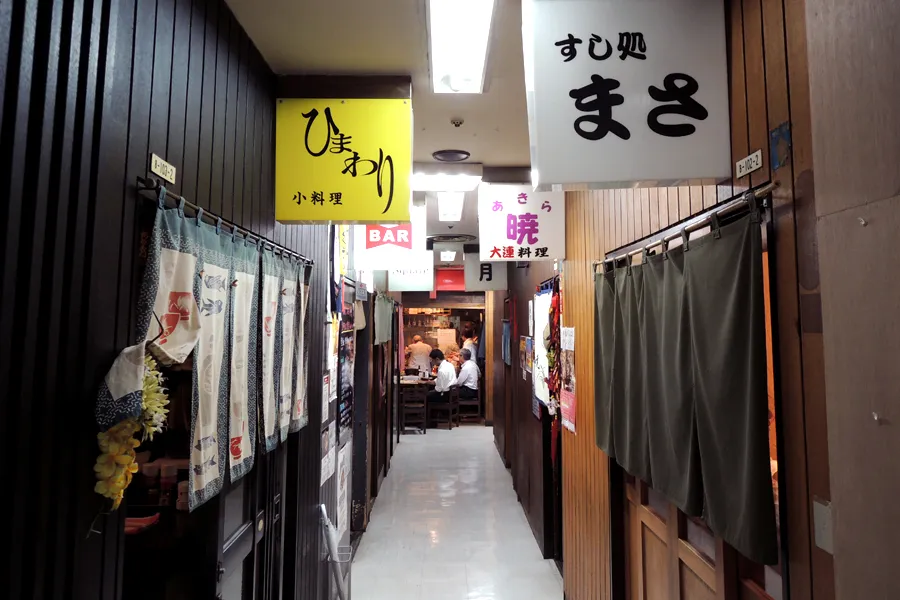 新橋の駅チカビルの地下に広がる居酒屋街を飲み歩くさんたつ by 散歩の達人