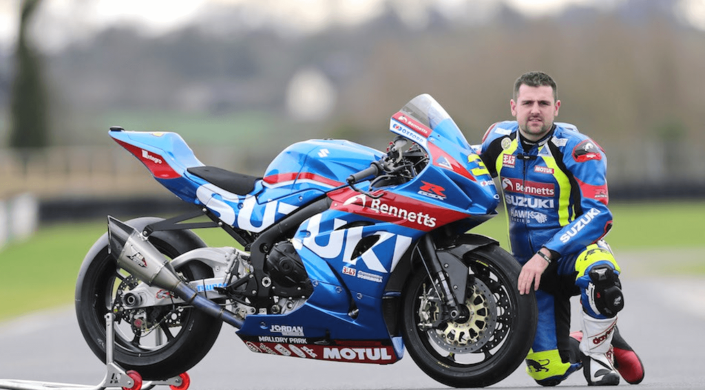 四国にお住まいのお客様よりオーダーいただいたヘルメットのペイント♠️ マイケルダンロップ選手のレプリカで、ホワイトとブラックのシンプルなデザイン。簡単なペイント と思われがちですがこのようにシンプルな程、仕上がりに差が出るのでとても難易度が高いのです