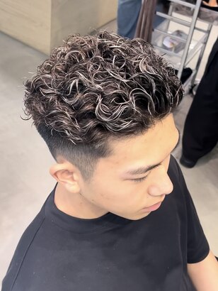 スペインカールヘアスタイル東京メンズバーバーショップといえばMillionBucks