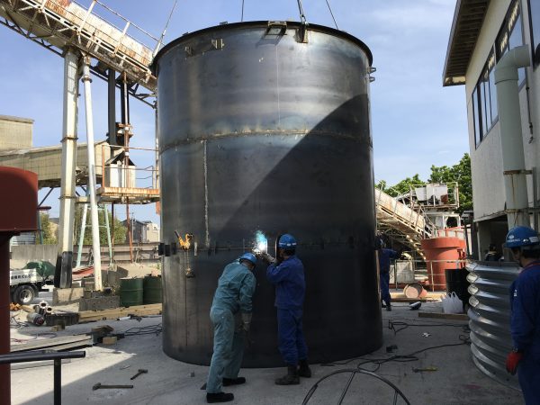 セメントサイロの嵩上げ工事 – 粉体や粒体、液体機器の製造販売とメンテナンス 昭和鋼機株式会社