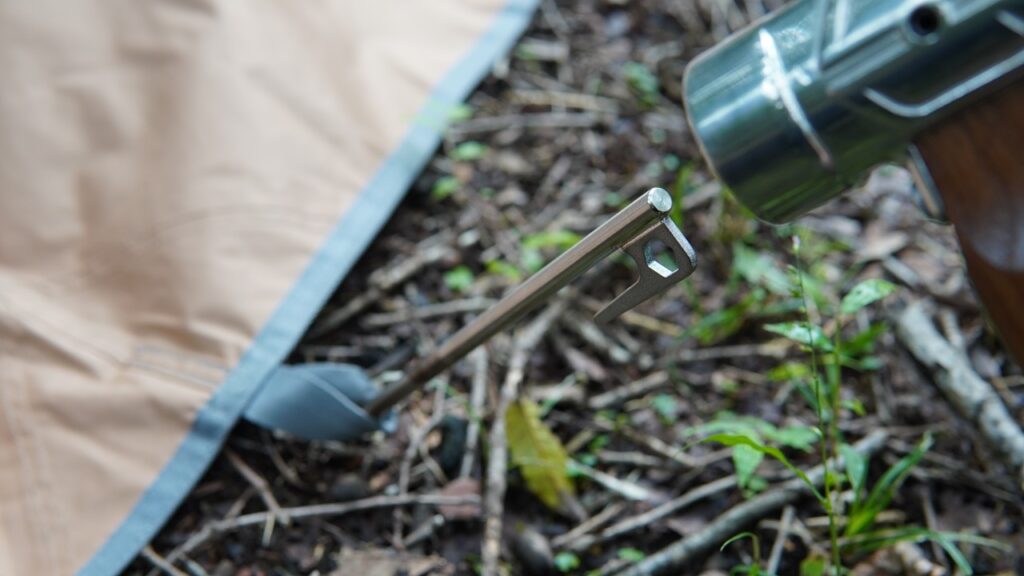 正しいペグの打ち方を紹介！ペグを知って正しくテントを張ろうキャンプ・アウトドア情報メディアhinata