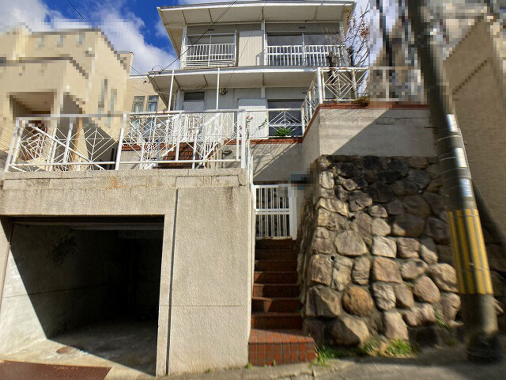 掘り込み式車庫の上にある花壇撤去トラブラン