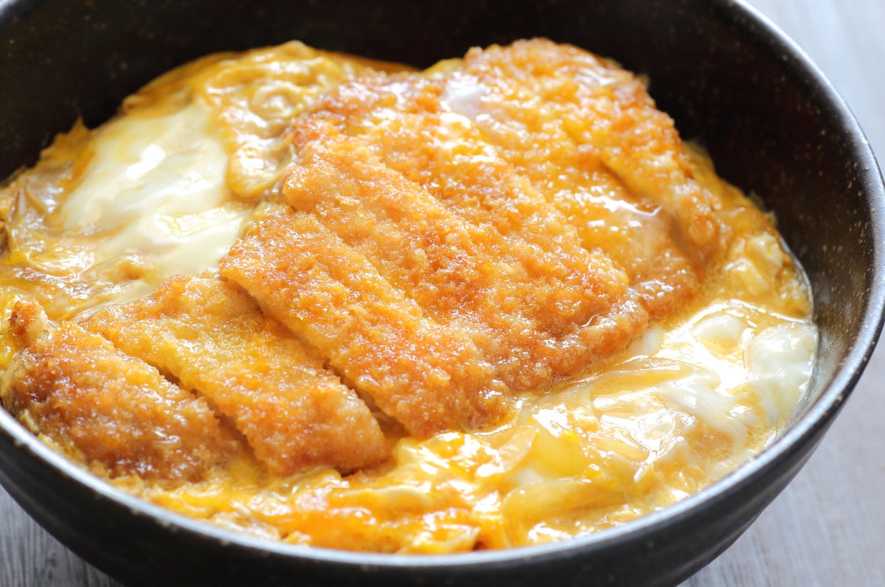 フライデー襲撃事件でたけし軍団が警察署で取調べを受けた際、カツ丼をリクエストしたら自腹だった話 - Togetter