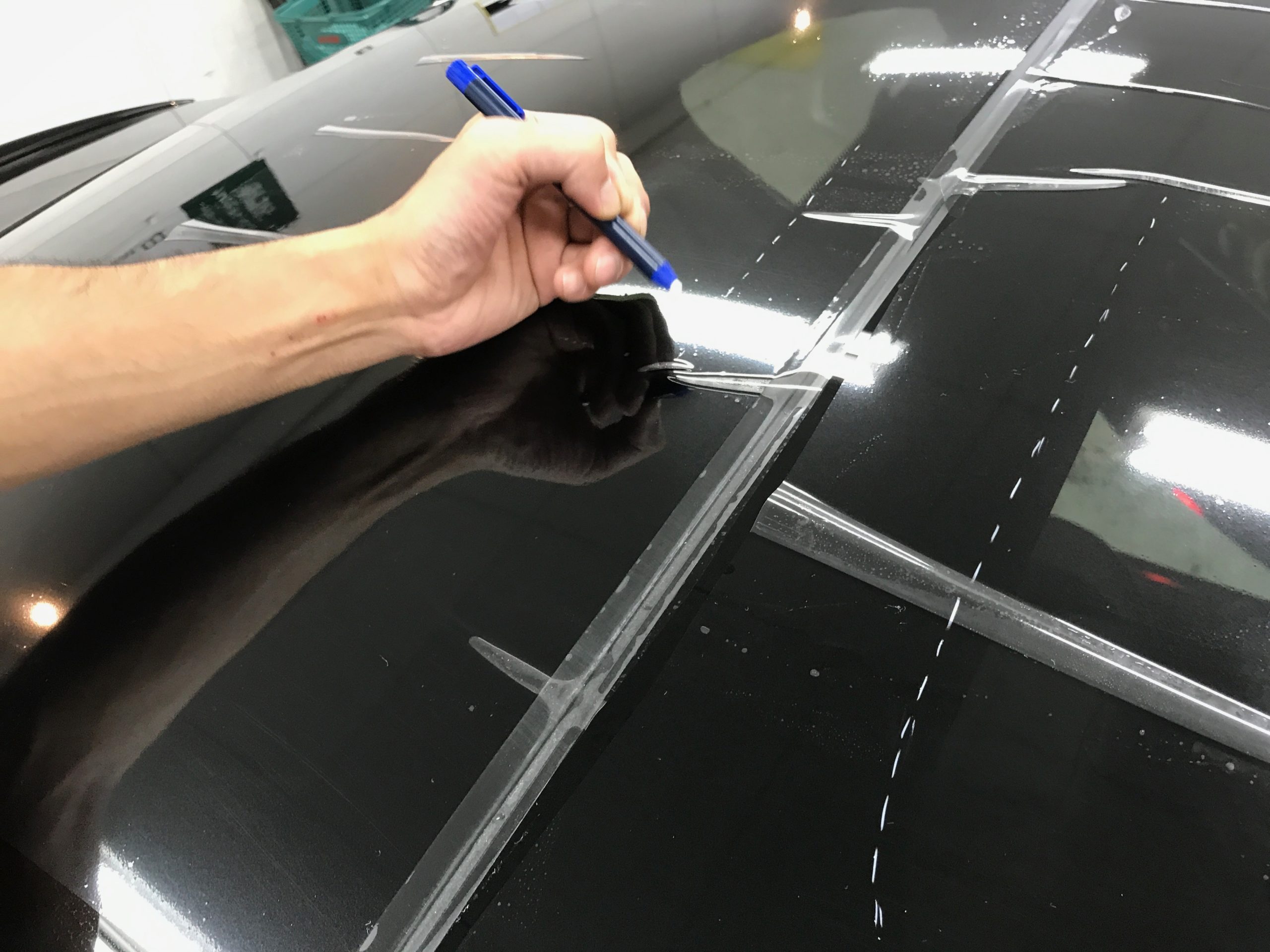 フロントガラスにフィルムは違法？車検に通る条件と簡単な貼り方中古車なら グーネット